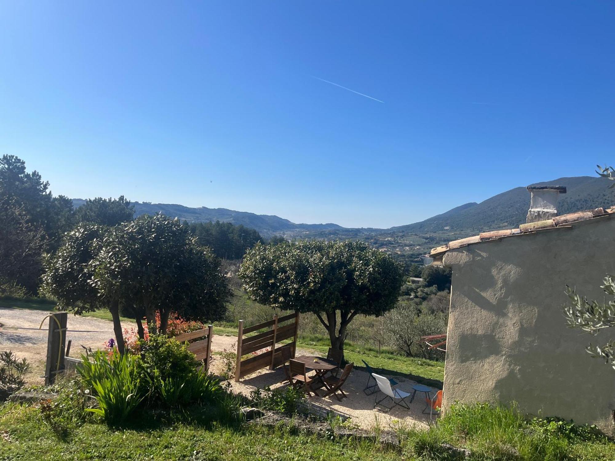 Cabanon Entoure De Montagnes Et D'Oliviers Villa Nyons Exterior foto